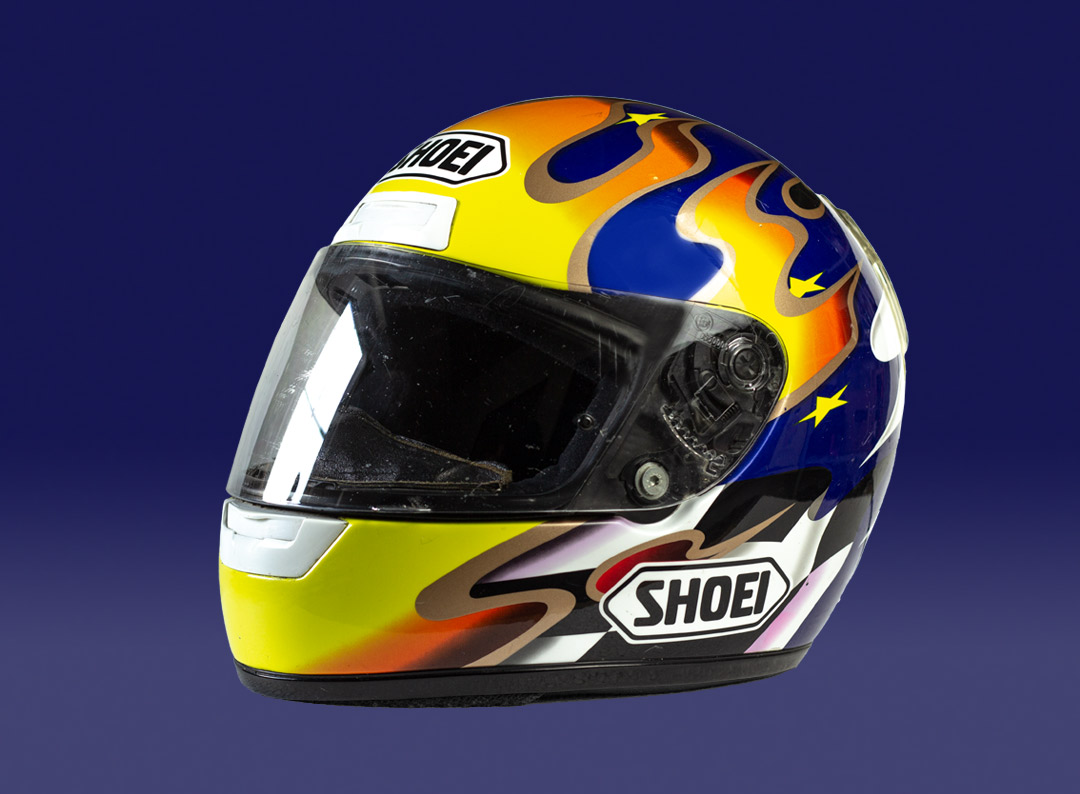 Alter Motorradhelm von SHOEI mit Design von Ralf Waldmann