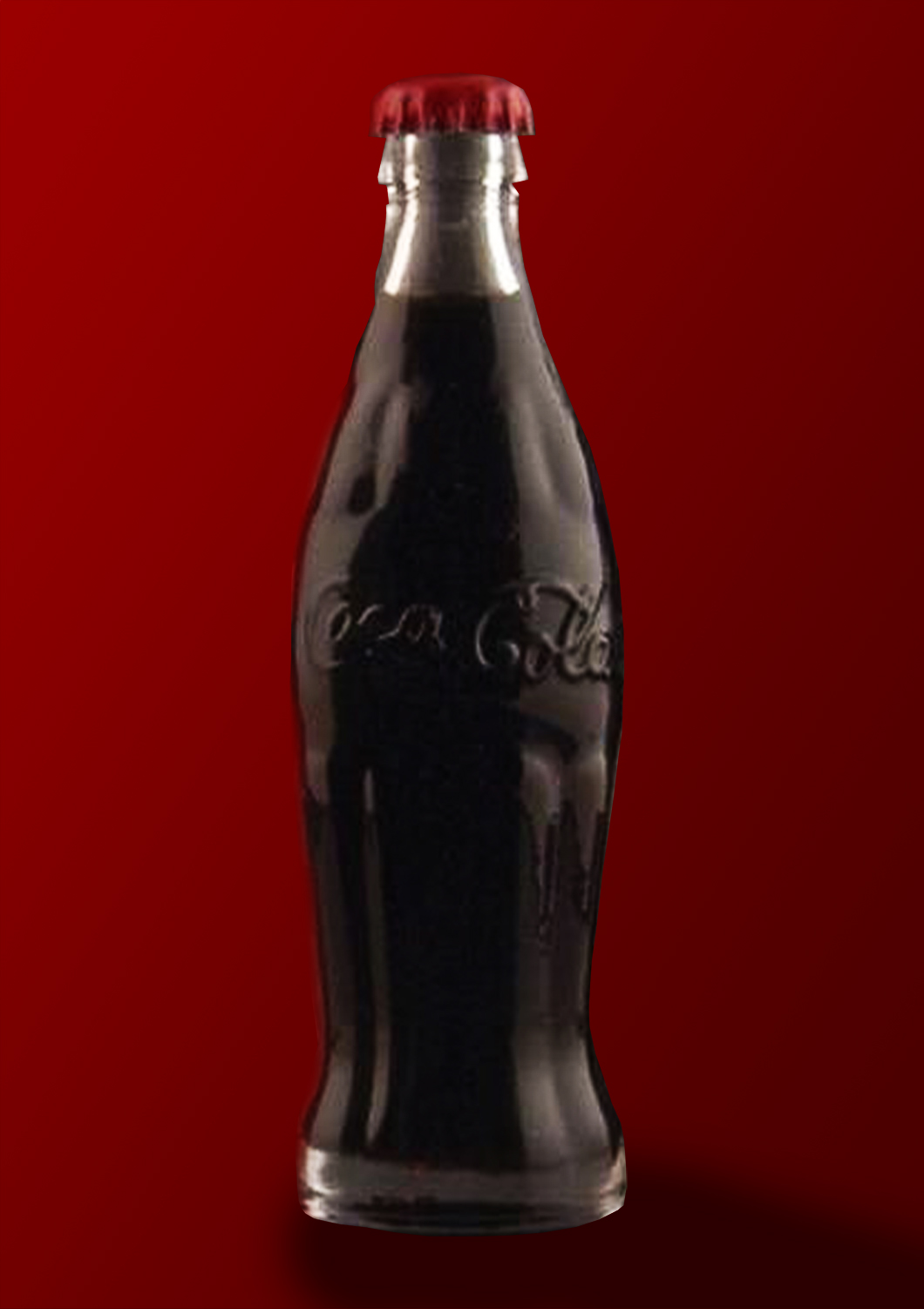 Eine Coca-Cola Flasche aus dem Jahr 1916 vor rotem Hintergrund.