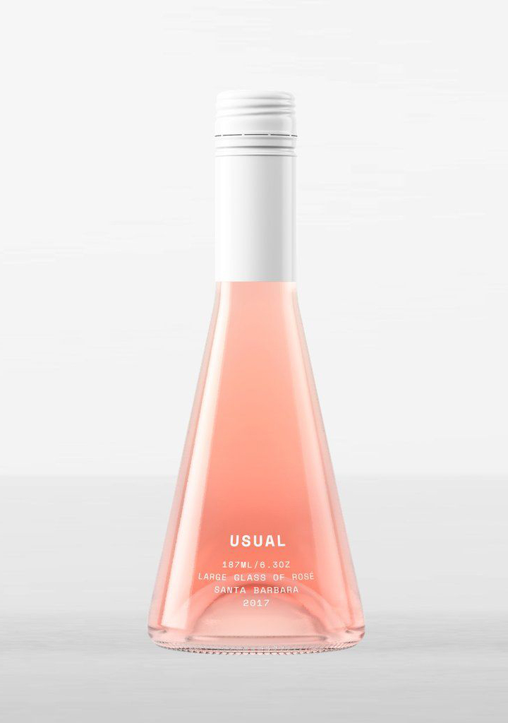 Von Designer Karim Rashid gestaltete Weinflasche für die Marke usual wine. Das Design ist sehr minimalistisch, es gibt nicht mal ein Etikett. Die Flasche ist ähnlich wie ein Erlenmeyerkolben geformt und durchsichtig. Oben ist eine weiße Kappe.